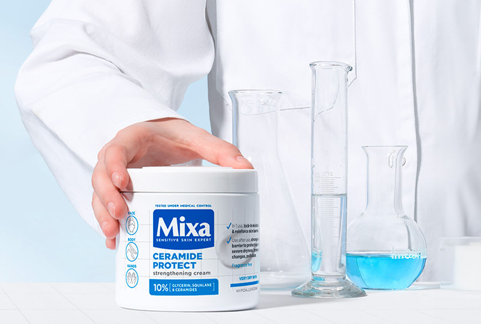 Mixa skin verpakking en hand van een persoon in een lab coat